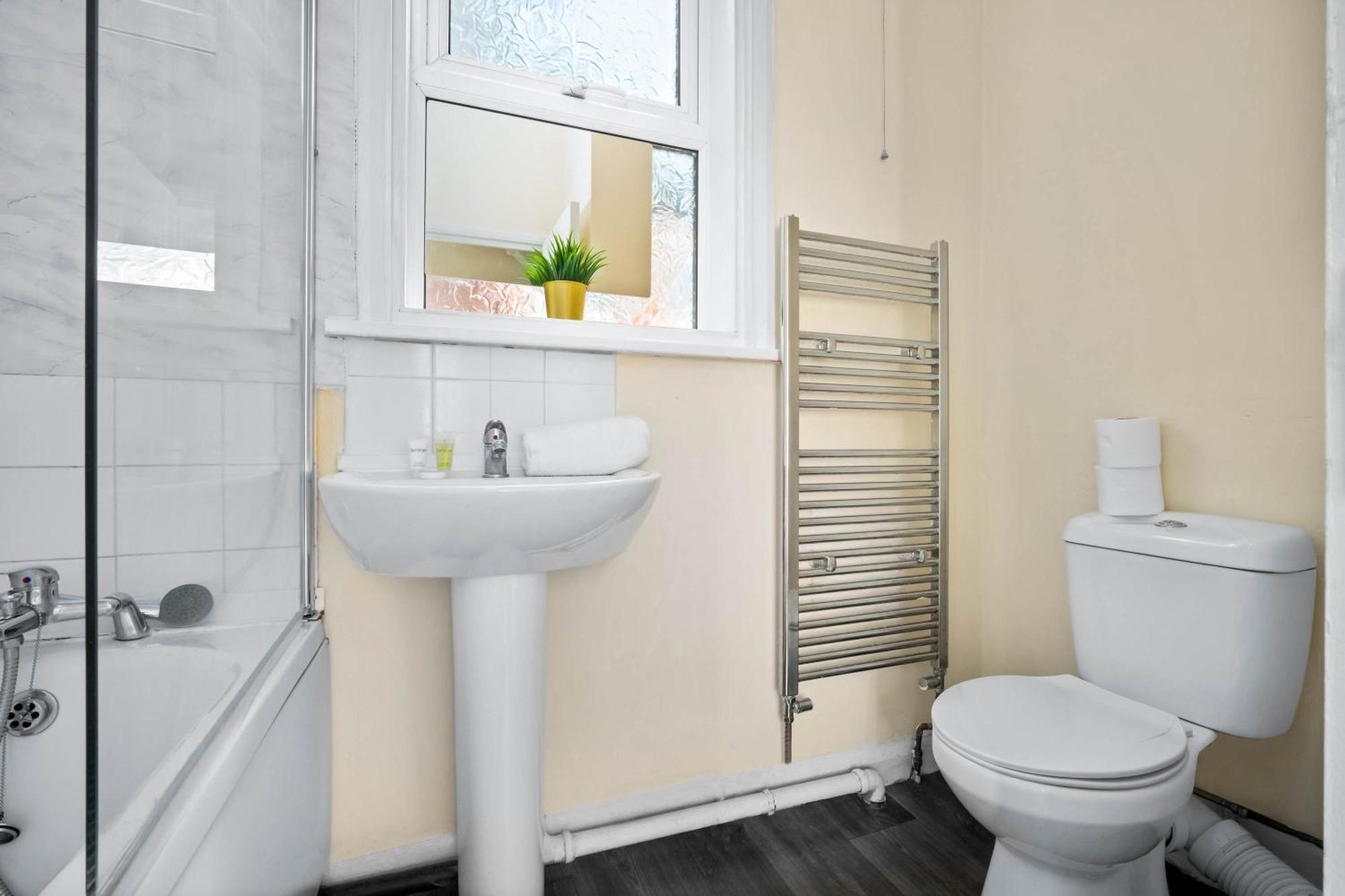 Two Bedroom Apartment - Single Beds - Accommodates 3 - Street Parking - Top Rated -Wbb West Bromwich Kültér fotó
