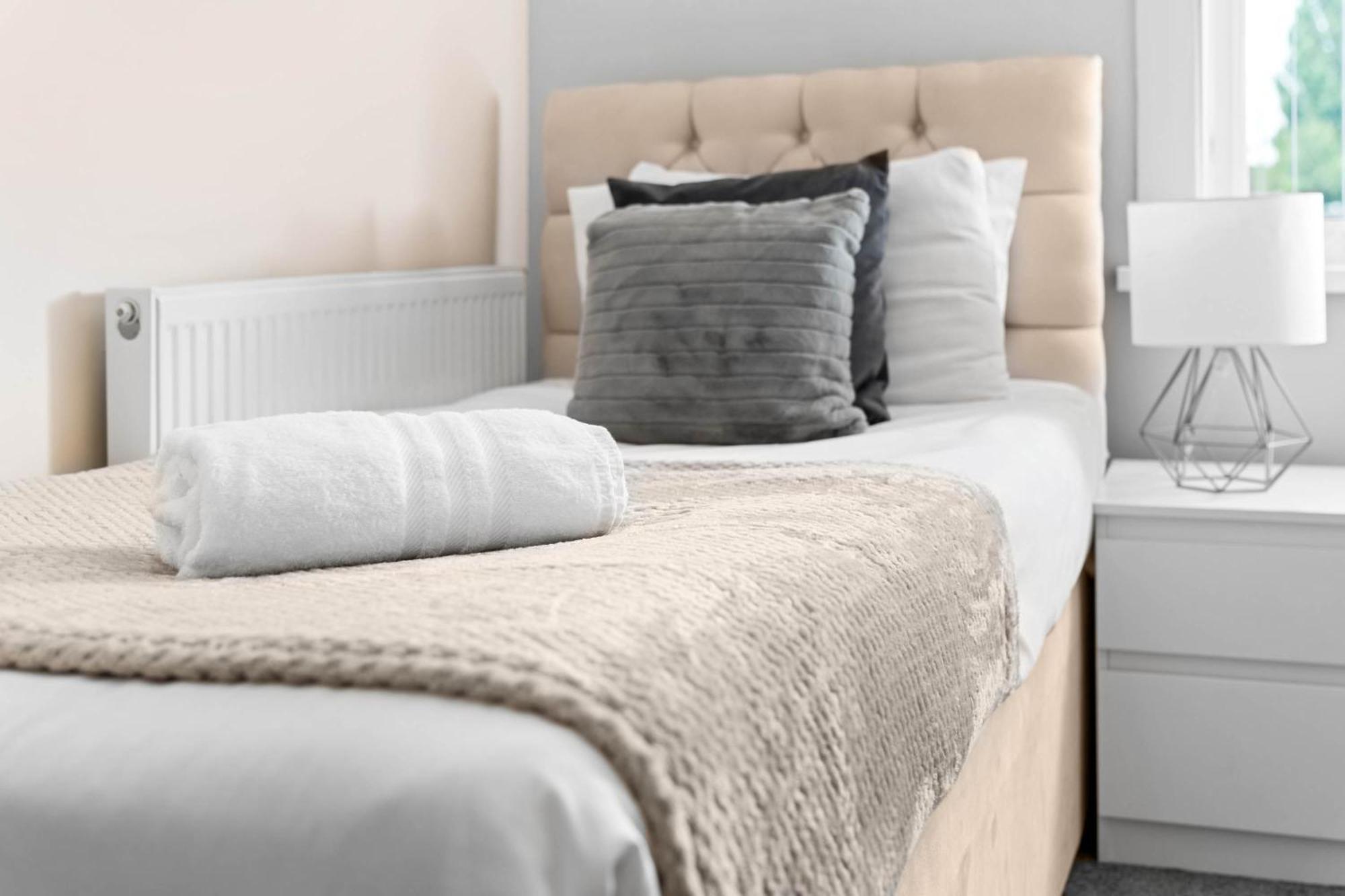 Two Bedroom Apartment - Single Beds - Accommodates 3 - Street Parking - Top Rated -Wbb West Bromwich Kültér fotó