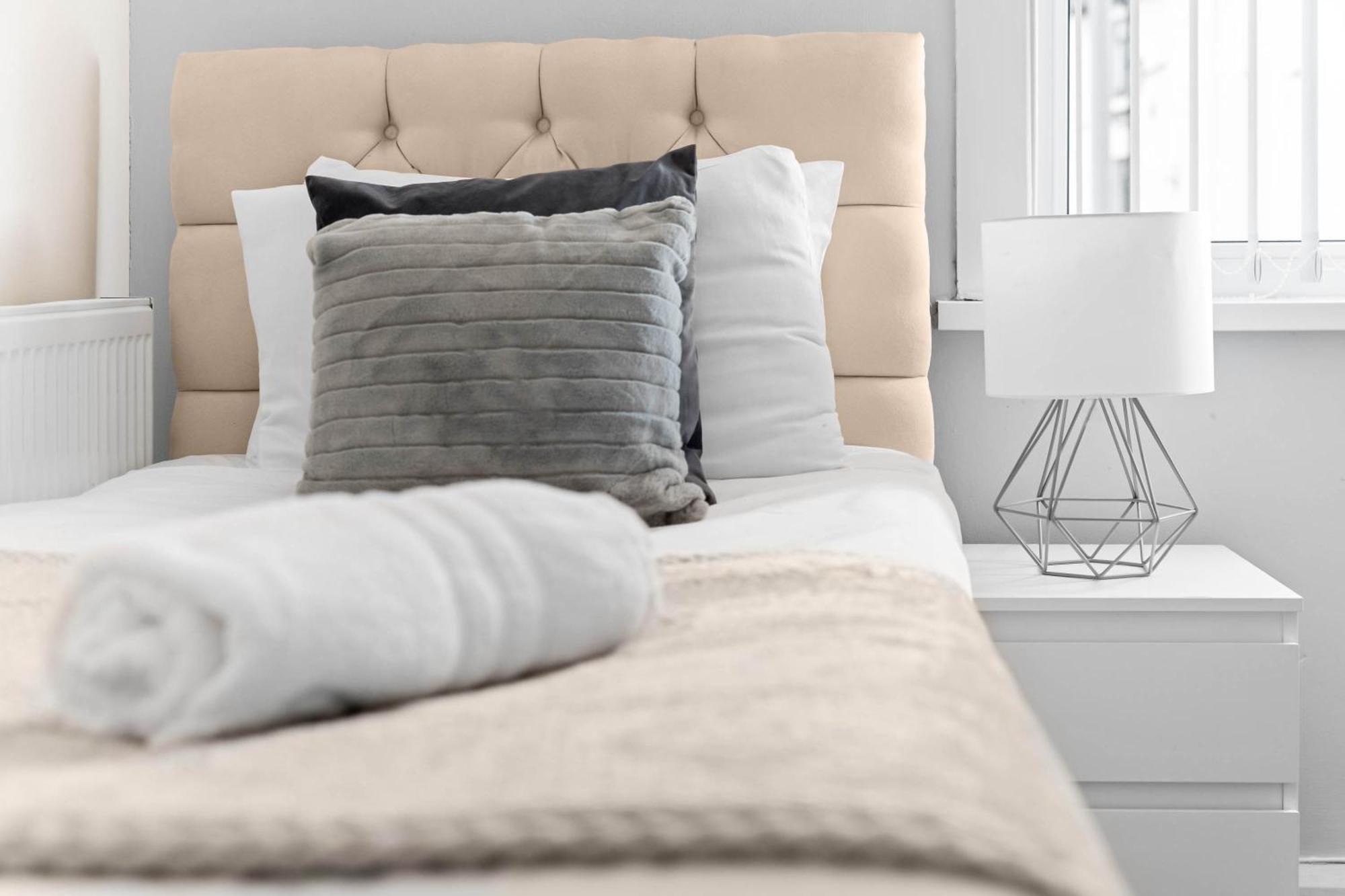 Two Bedroom Apartment - Single Beds - Accommodates 3 - Street Parking - Top Rated -Wbb West Bromwich Kültér fotó