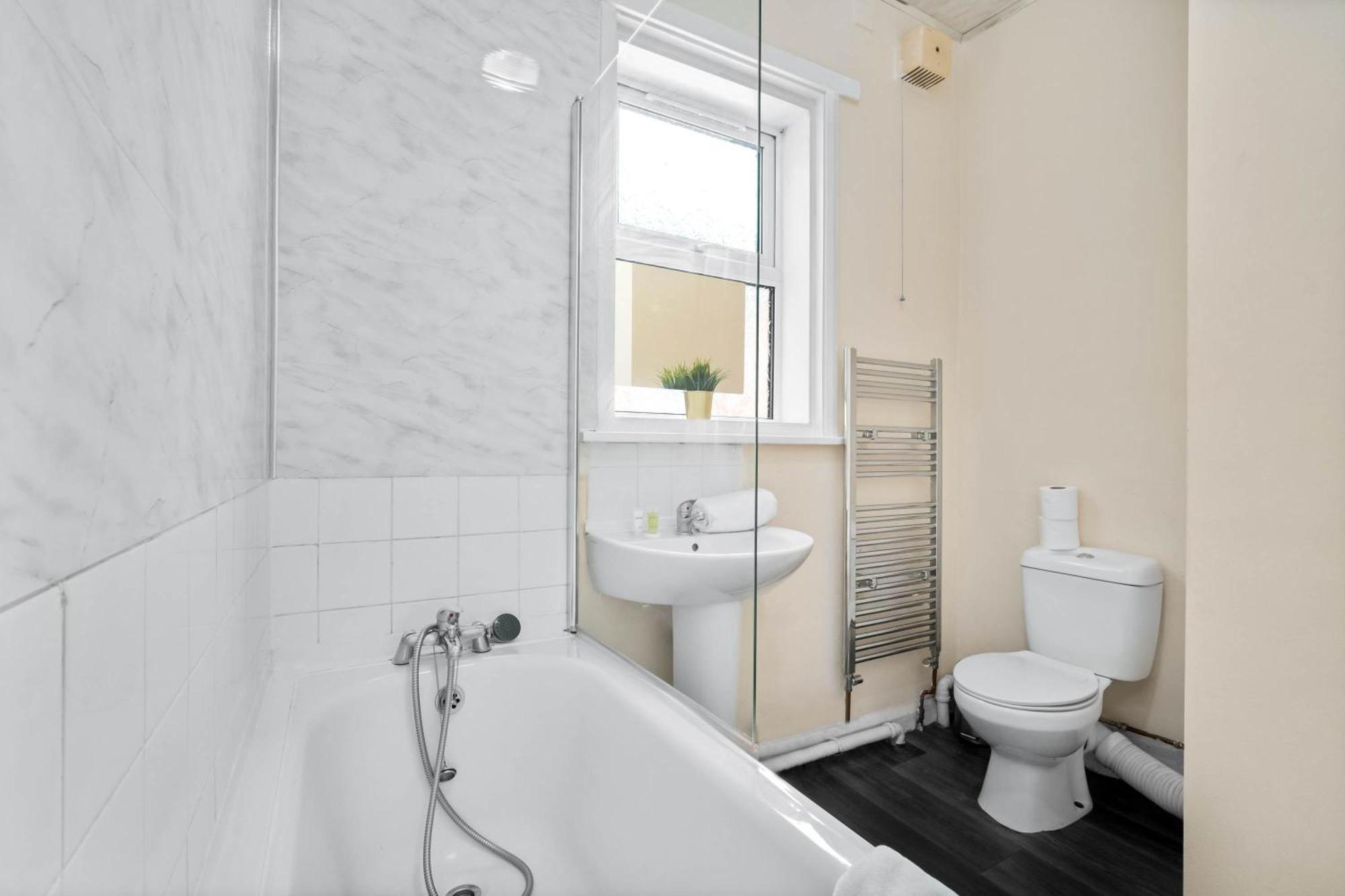 Two Bedroom Apartment - Single Beds - Accommodates 3 - Street Parking - Top Rated -Wbb West Bromwich Kültér fotó
