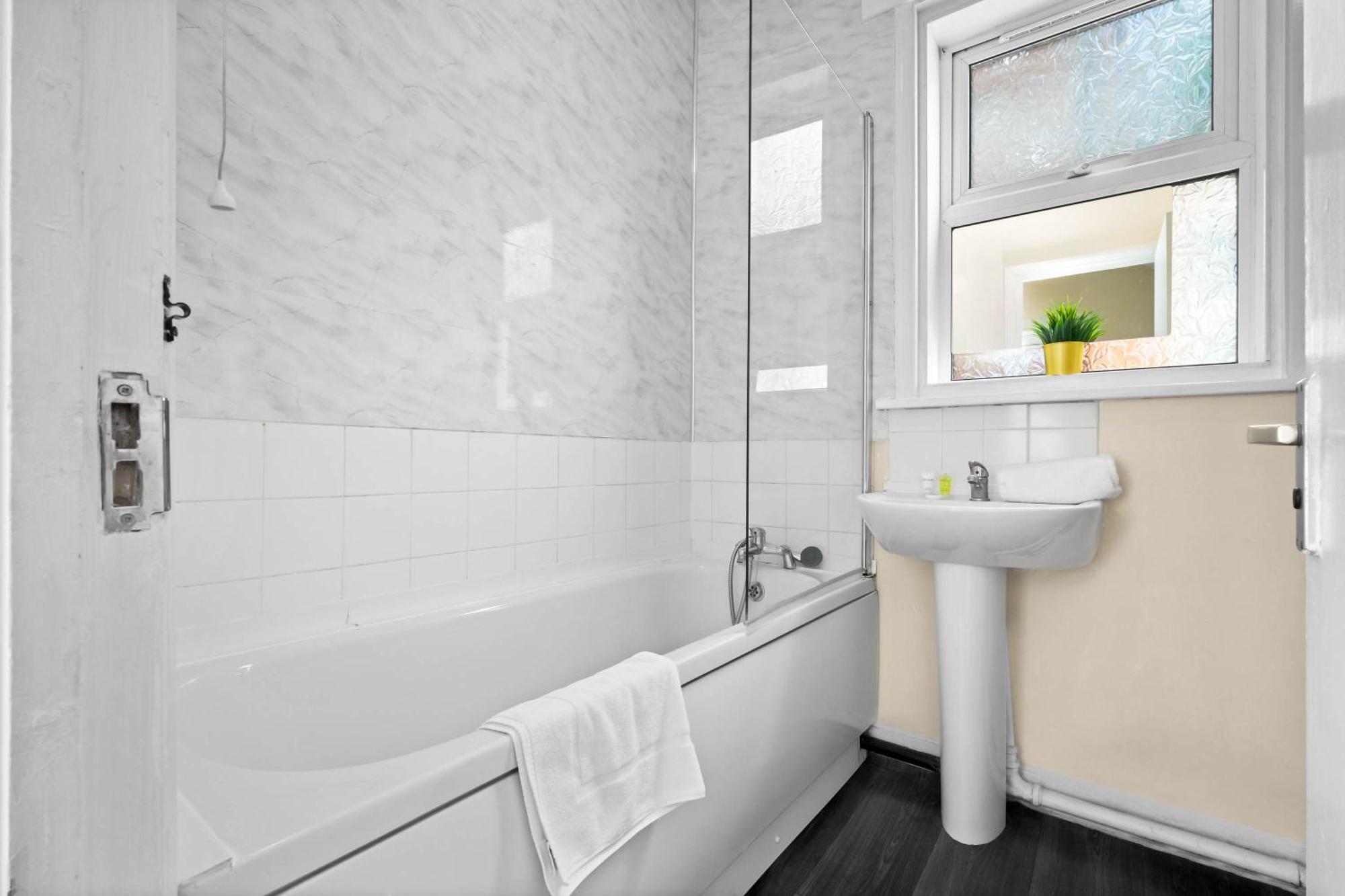 Two Bedroom Apartment - Single Beds - Accommodates 3 - Street Parking - Top Rated -Wbb West Bromwich Kültér fotó