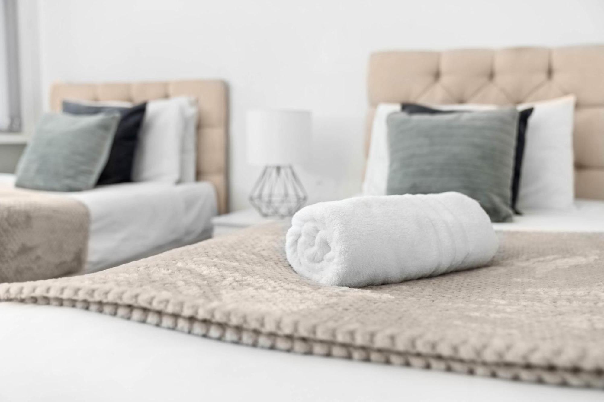 Two Bedroom Apartment - Single Beds - Accommodates 3 - Street Parking - Top Rated -Wbb West Bromwich Kültér fotó